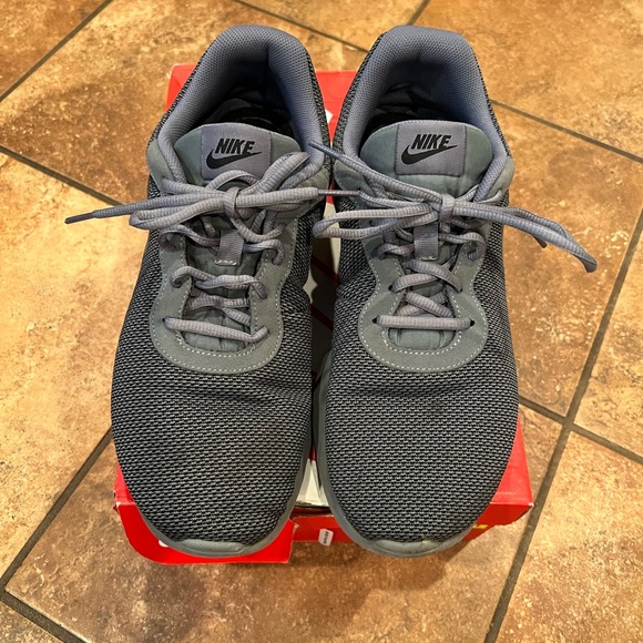 Nike Men’s Breathable and Comfortable Lightweight Cushioning Sneakers - Picture 3 of 6